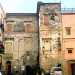 Tra i meandri del borgo antico di Bari, in largo Albicocca, giace da cinquecento anni un manufatto dalla storia molto particolare (vedi foto galleria). Si tratta di palazzo Casamassimi anche conosciuto come palazzo Vermicocca: un edificio a tre piani sede del primo tribunale della citt, che secondo la leggenda sarebbe collegato con un tunnel sotterraneo al Castello Svevo